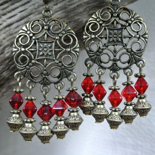 Boucles d'oreilles 5 pendants perles toupies de verre rouge sur un joli support rond convexe