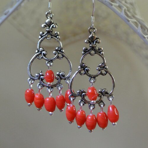 Boucles d'oreilles sur support chandelier très fin et élégant, perles olive en verre rouge