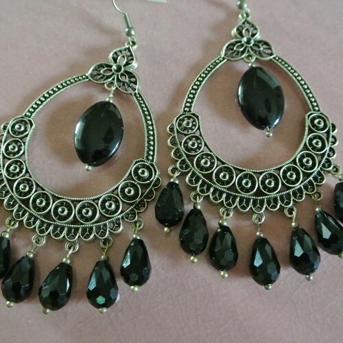 Boucles d'oreilles perles en verre noir à facettes sur un grand support bronze forme créole et crochet hameçon