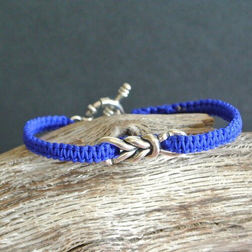 Bracelet 18 cm cordon très fin bleu roi tressé 5 x 2 mm, connecteur noeud et fermoir toggle en métal argenté 