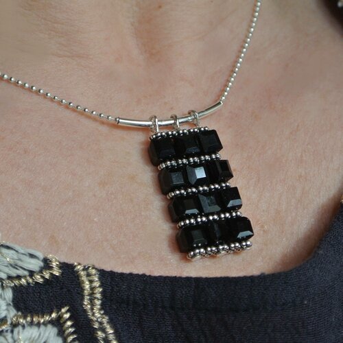 Collier pendentif boulier de perles cubiques en verre noir sur 4 rangs sur chaîne à billes