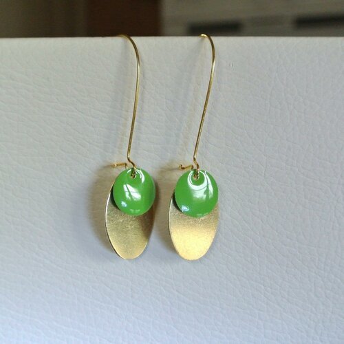 Boucles d'oreilles support cuivre ovale et pendant émaillé rond vert sur un long crochet en fil doré