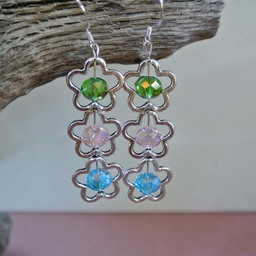 Boucles d'oreilles trio de perles en verre à facettes bleu-rose-vert dans un cadre en forme de fleurs métal argenté sur crochet 