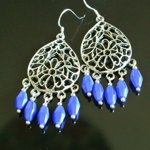 Boucles d'oreilles 5 cm sur support argenté goutte bombée arabesques et petites perles en verre bleu forme losange, crochet 