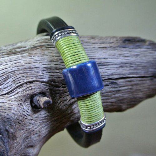 Bracelet homme cuir noir épais 20,5 cm, perle céramique bleu sombre, cordon ciré vert anis