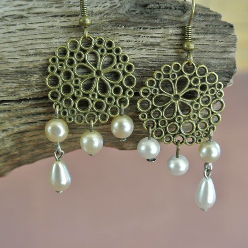 Boucles d'oreilles perles vintage entre le blanc et l'ivoire nacré sur connecteur rond motifs floraux bronze