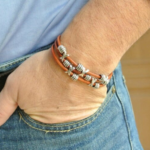Bracelet homme 20,6 cm 3 cordons ronds de cuir marron clair-roux, perles argentées en x et rondelles, fermoir à crochet en t