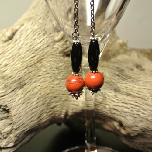 Boucles d'oreilles avec 2 perles jaspe rouge et agate noire, sur chaîne gun métal, longueur 8 cm