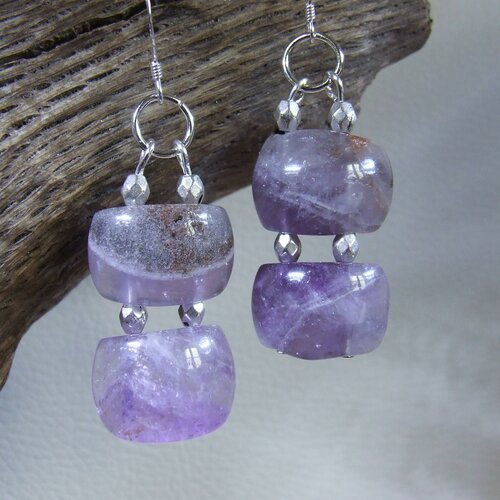Boucles d'oreilles 2 perles rectangulaires et bombées en améthyste couleur violet clair, crochet argent 925