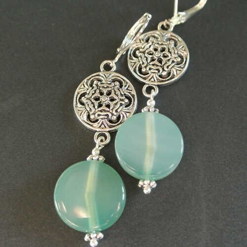 Boucles d'oreilles perles palet rond 15 mm en agate de couleur vert jade sous un connecteur métal ton argent vieilli