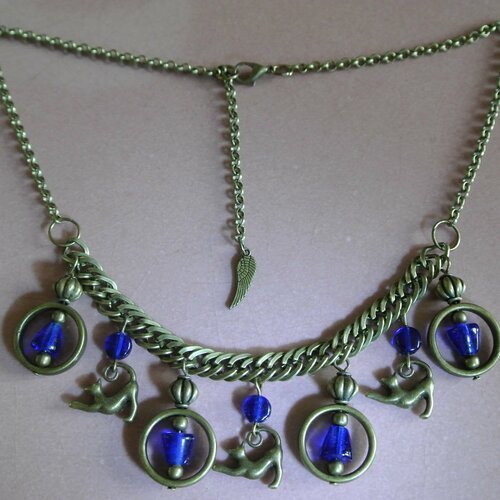Collier ras de cou chaîne et breloques chat couleur bronze et perles bleues