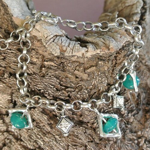 Bracelet maille argentée, perles de verre vert émeraude et perles cadres losanges métal argenté
