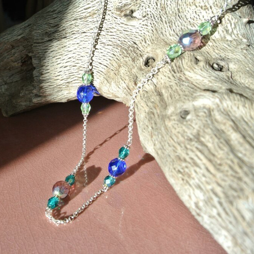Collier 50 cm perles de verre de bohême tons bleu, vert, améthyste, sur chaîne argentée