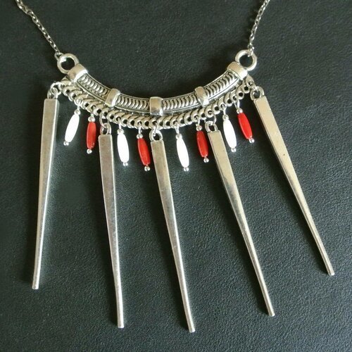 Collier plastron perles corail blanc et rouge et longs pendants sur support croissant argenté