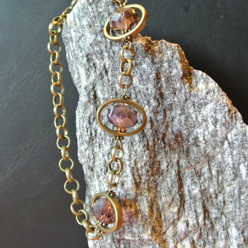 Bracelet perles verre couleur mauve dans cadre sur maille ronde couleur bronze 