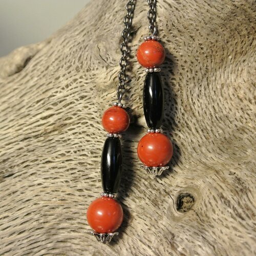 Boucles d'oreilles 3 perles jaspe rouge, agate noire sur chaîne et crochet gun métal