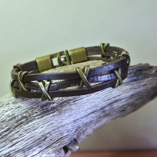 Bracelet mixte 20 cm 3 cordons de section carrée 3 x 3 mm en cuir brun, perles métal bronze en x et fermoir à crochet couleur bronze
