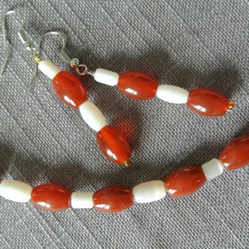 Parure collier ras du cou et boucles d'oreille en cornaline orange et perles oeil de chat blanches 