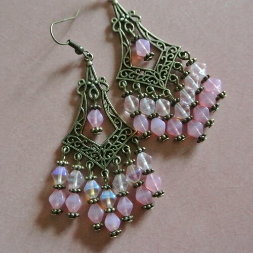 Boucles d'oreilles sur support métal couleur bronze losange 7 pendants perles toupies verre rose