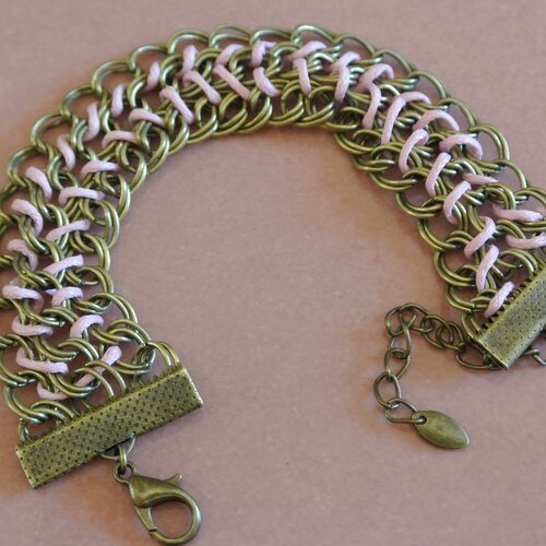 Bracelet chaîne double maille bronze sur 3 rangs tressée deux à deux par un cordon de coton ciré rose