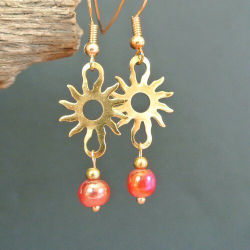 Boucles d'oreilles supports en forme de soleil en métal doré découpé et perle ronde 6 mm en verre rouge 