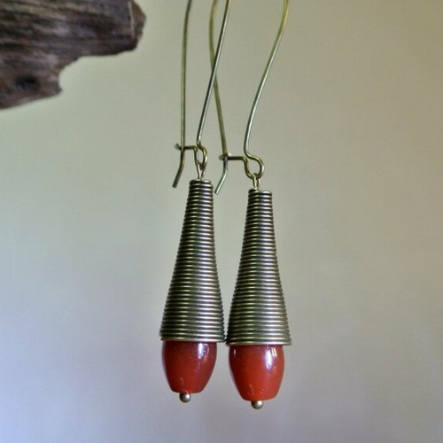 Boucles d'oreilles cône spirale métal bronze et perle ovale en cornaline orange, long crochet