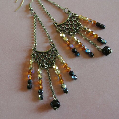 Boucles d'oreilles verre noir, ambre et doré, deux chaînes et support bronze