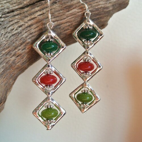 Boucles d'oreilles 3 perles de jade rouge, vert dans cadre losange métal argenté