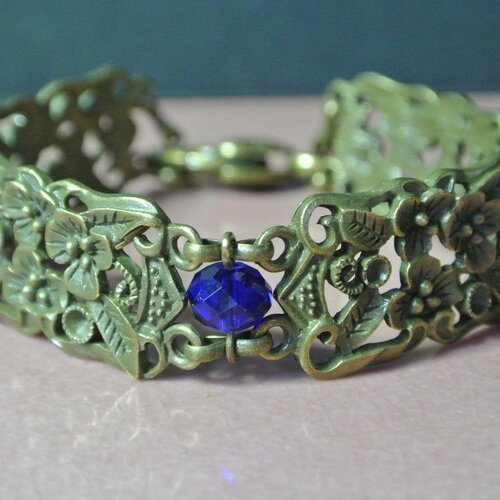 Bracelet 18,5 cm perle verre bleu nuit et connecteurs rectangulaires motifs végétaux