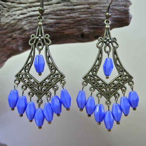 Boucles d'oreilles perles verre bleu irisé sur support bronze losange 