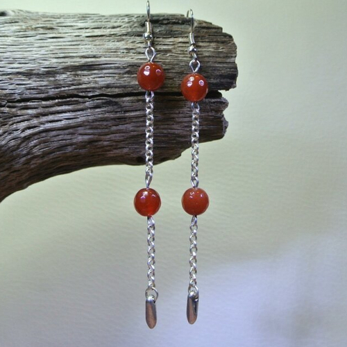 Boucles d'oreilles perles cornaline rouge-orangé sur chaîne maille ronde argentée, longueur 8 cm 