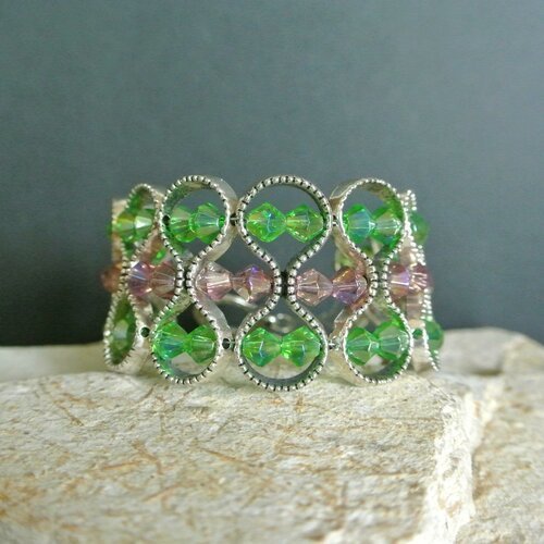 Bracelet 19,5 cm perles toupies verre vert et mauve sur supports métal en 8
