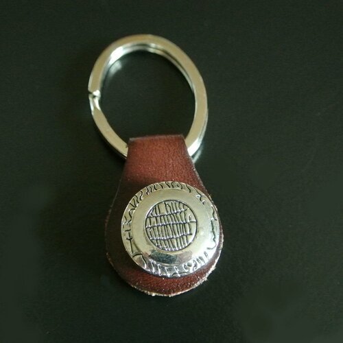Un porte-clés 6,5 cm, cuir marron et anneau ovale, bouton snap 20 mm décor géométrique en métal argenté 