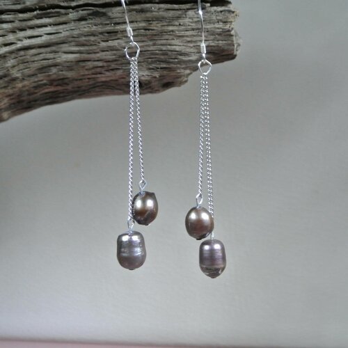 Fines boucles d'oreilles deux pendants dissymétriques de perles noires d'eau douce sur fine chaînette argentée et crochet