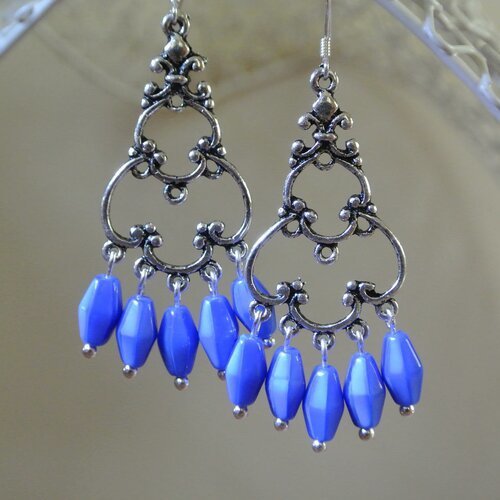 Boucles d'oreilles sur support chandelier très fin et élégant, petites perles toupies verre bleu irisé, crochet en argent 