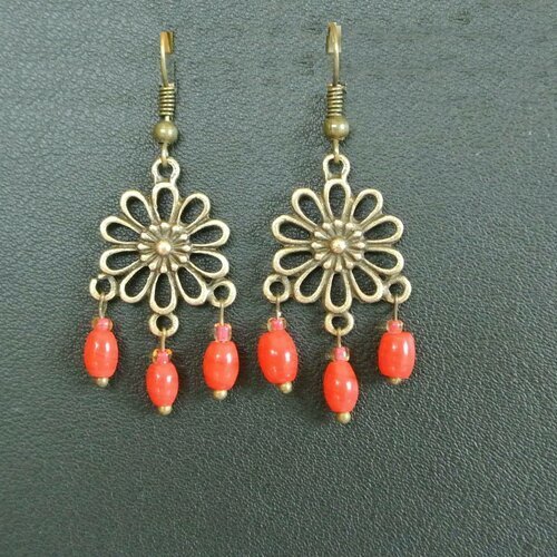 Boucles d'oreilles perles olives verre artisanal rouge sur support fleur marguerite métal bronze 