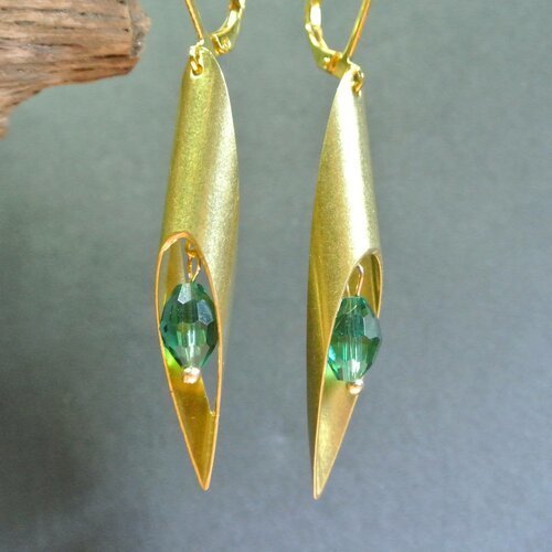 Boucles d'oreilles perle olive vert malachite sur support doré tube évidé 