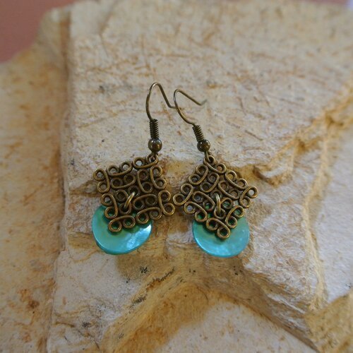 Boucles d'oreilles sequin de nacre bleu turquoise sur support losange effet fil de bronze 
