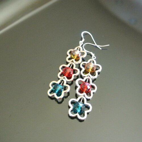 Boucles d'oreilles trio de perles en verre à facettes bleu canard-rouge-topaze dans un cadre en forme de fleurs métal argenté sur 