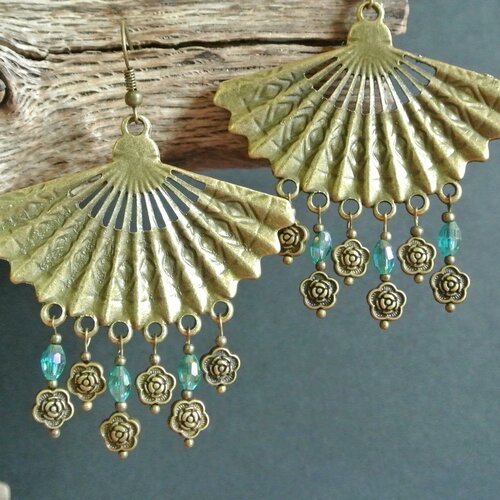 Boucles d'oreilles pendant éventail bronze, perles ovales en cristal malachite, crochet hameçon 