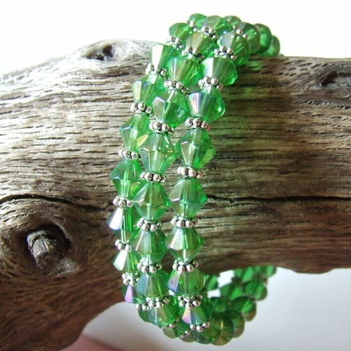Bracelet trois rangs perles de verre forme toupies vert péridot sur fil à mémoire de forme