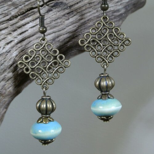 Boucles d'oreilles perle céramique bleu turquoise, perle citrouille, support losange effet fil enroulé bronze