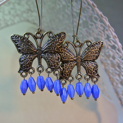 Boucles d'oreilles support bronze papillon et perles en verre bleu irisé sur long crochet dormeuse, 