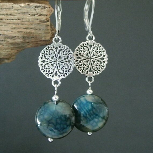 Boucles d'oreilles connecteurs ronds arabesques argentés 13 mm et perles agate tons bleu-vert foncé, crochets dormeuses