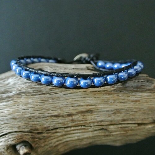 Bracelet wrap 17,5-19 cm cuir noir 1,5 mm et perles 6 mm rondelles en verre bleu foncé lustré, fermoir bouton métal argenté ovale