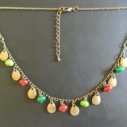 Joli collier fin et délicat dans les tons bronze et perles de jade teinté rouge et vert, longueur : 40 cm