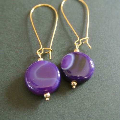 Boules d'oreilles perle palet en agate violette sur un crochet dormeuse fil doré