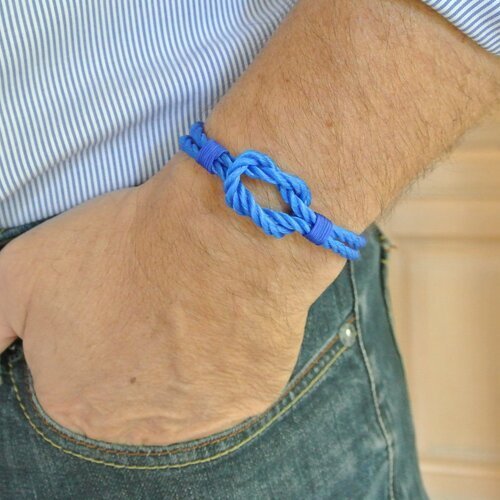 Bracelet homme décontracté constitué de 2 cordons bleu vif en nylon torsadé relié en nœud plat fixé par fins cordons