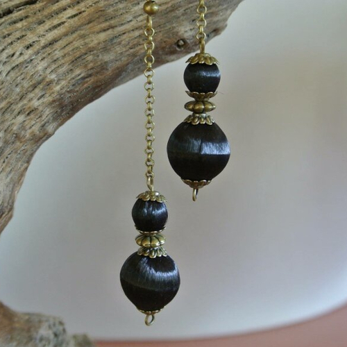Boucles d'oreilles en perles de fil noir lustré sur chaînette couleur bronze, longueur 6 cm