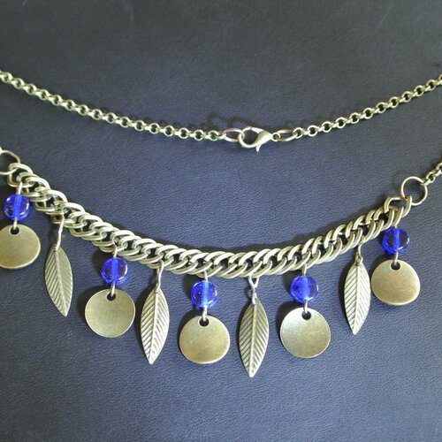 Collier ras de cou chaîne couleur bronze, pendants perles palets verre bleu, sequins et plumes bronze